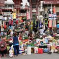 Piață locală cu comercianți și cumpărători activi.