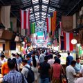 Piața globală plină de traderi și diverse activități comerciale.