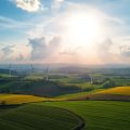 Peisaj eco-sustenabil cu turbine eoliene în România.